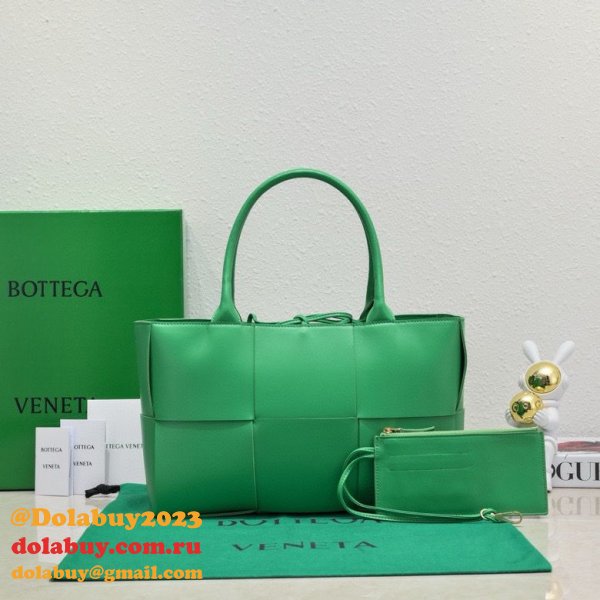 UK BOTTEGA VENETA Medium Arco Tote Bag 36CM