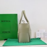 UK BOTTEGA VENETA Arco Small Tote Bag 30CM