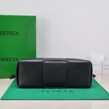 UK BOTTEGA VENETA Medium Arco Tote Bag 36CM