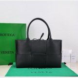 UK BOTTEGA VENETA Medium Arco Tote Bag 36CM