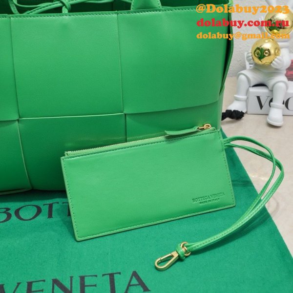 UK BOTTEGA VENETA Medium Arco Tote Bag 36CM