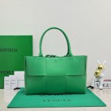 UK BOTTEGA VENETA Medium Arco Tote Bag 36CM